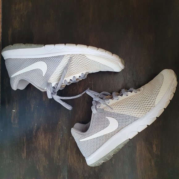 NIKE White and Gray Running Shoes - Picture 5 of 8